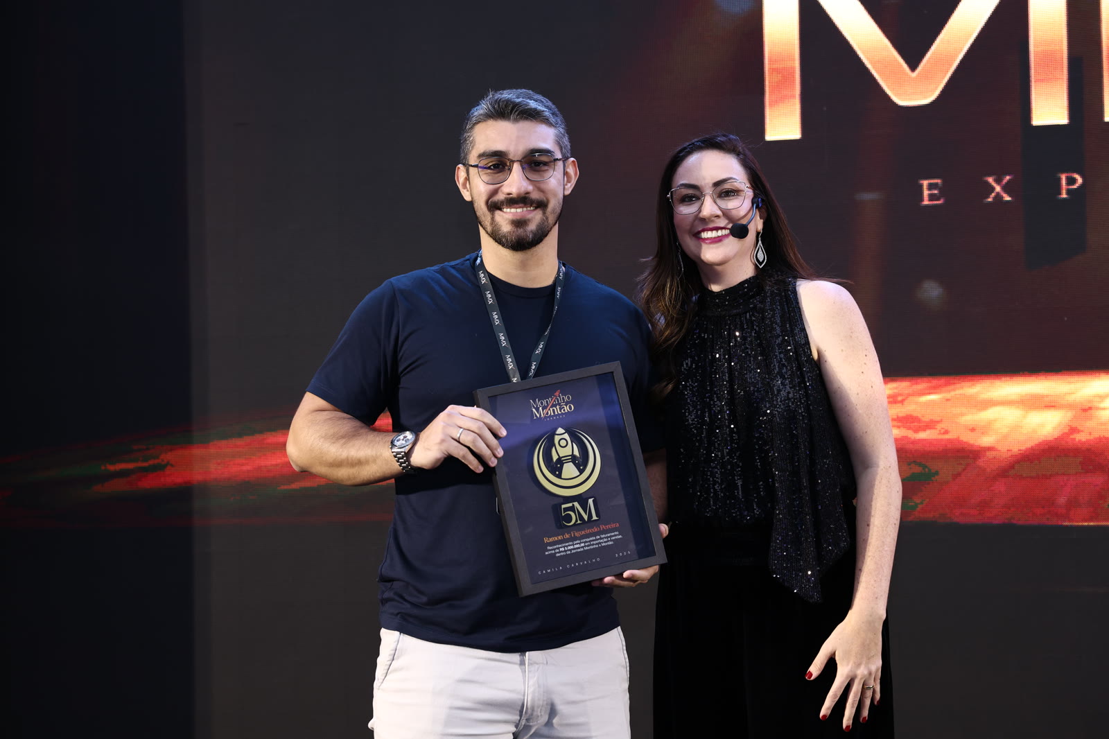 Ramon recebendo a placa 5M num evento